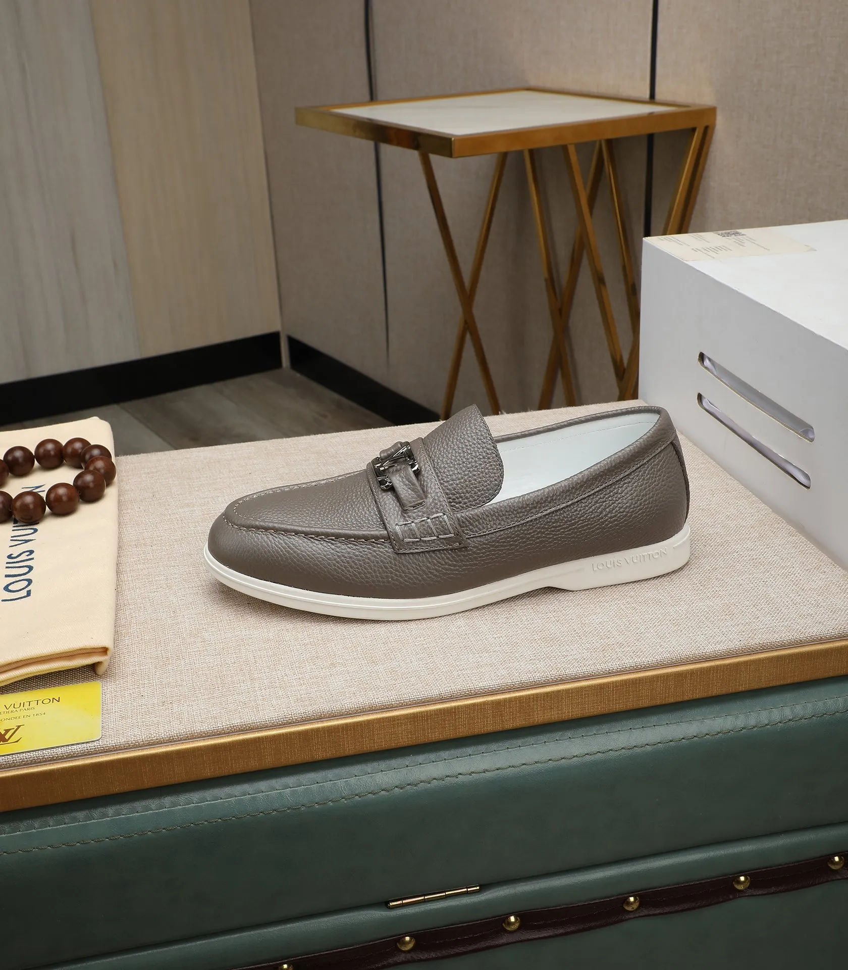 Men's shoes 💰560 📛📛【LOUIS VUITTON】Louis Vuitton 2024 official website synchronized new products 👟Milan fashion catwalk style 🇰🇾🇰🇾LV family logo, celebrity style, a must-have for fashionistas ⚠️First-layer calfskin ➕Genuine leather lining ➕Official website original version special outsole 👞Number 38-44